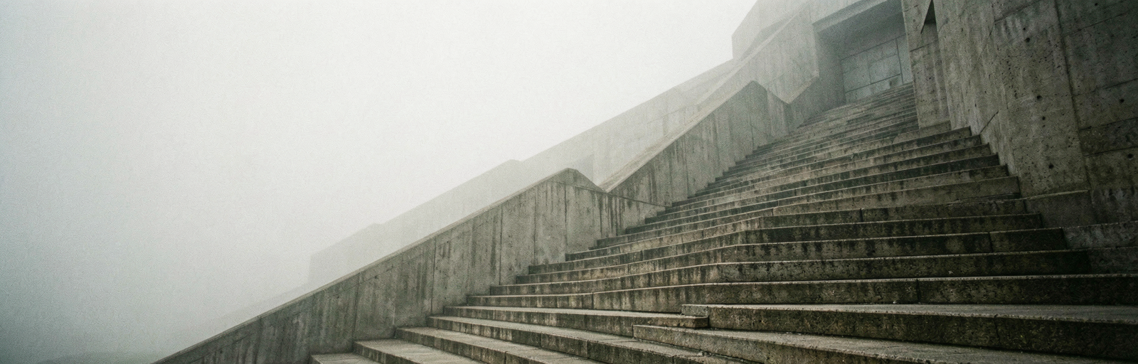 章扉 — 階段状の建築 / 抽象幾何