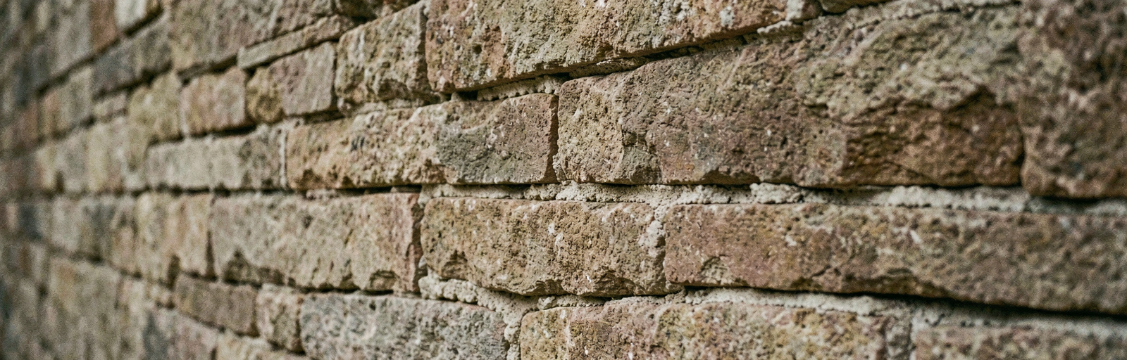 章扉 — 壁・石積み・レンガのマクロ