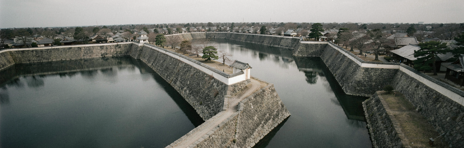 章扉 — 堀・城壁・構造物の空撮