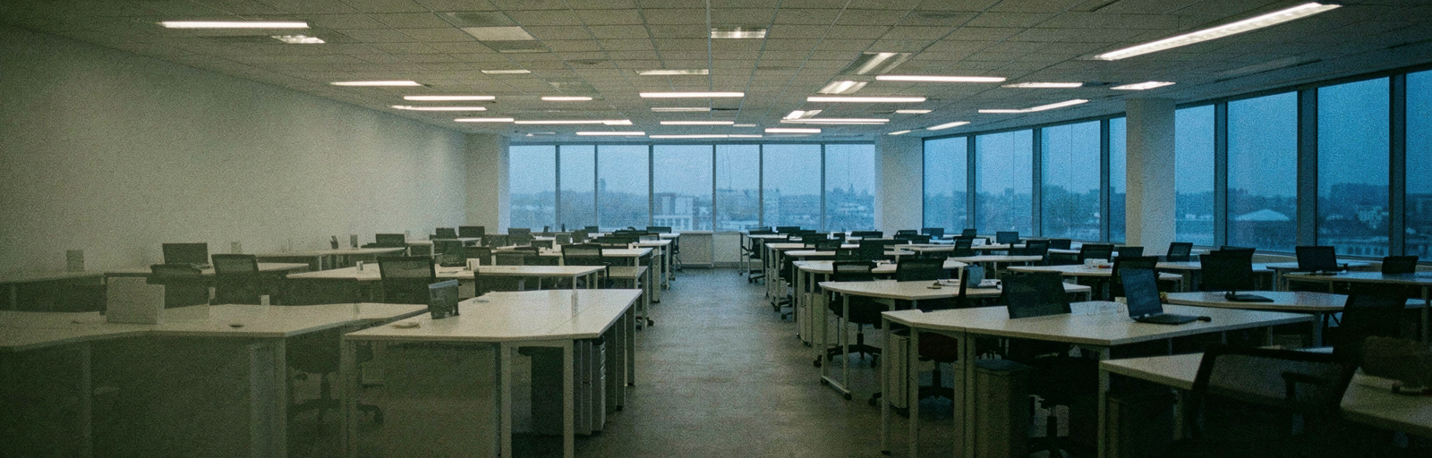 章扉 — 空のオフィス / 古い機械部品